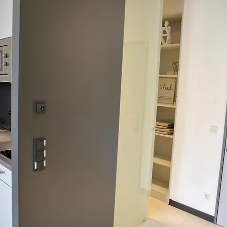 Meos 3 -zentrum-hofblick-gym-netflix דירה