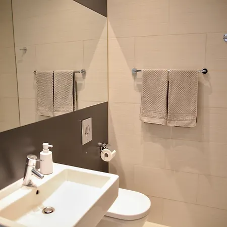 Apartamento Meos 3 -zentrum-hofblick-gym-netflix